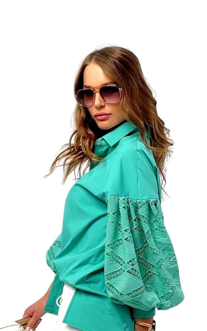 Bright blouse with embroidered sleeve in teal 