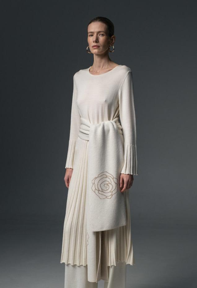 Elegant knitted dress in milk white 