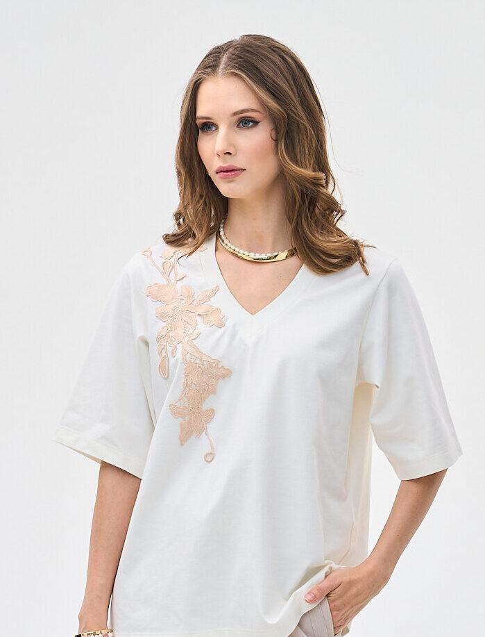 Elegant ivory-coloured T-shirt with a V-neckline