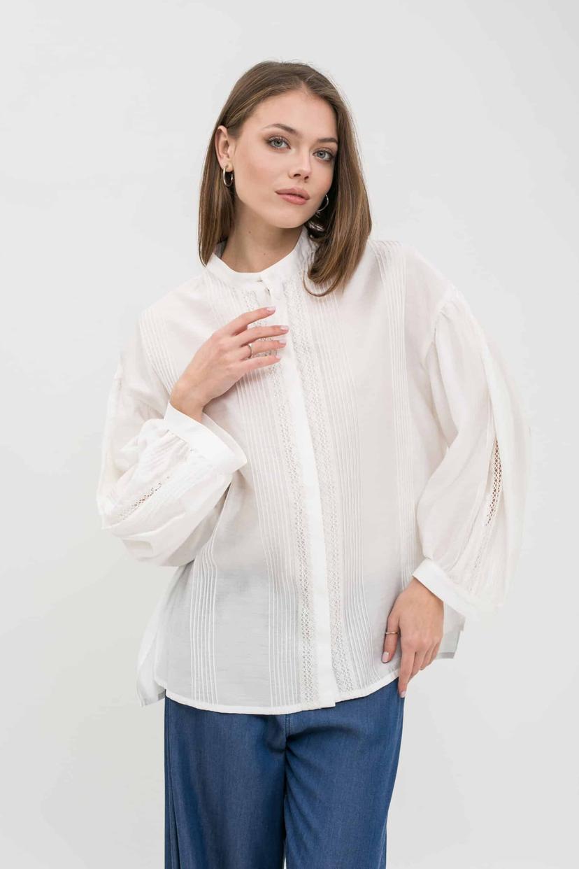 Blouse with snaps and lace